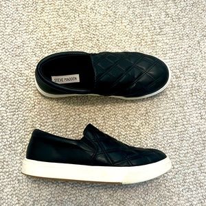 Steve Madden quilted synthetic leather slip on size 9.5. Good condition, worn 5x